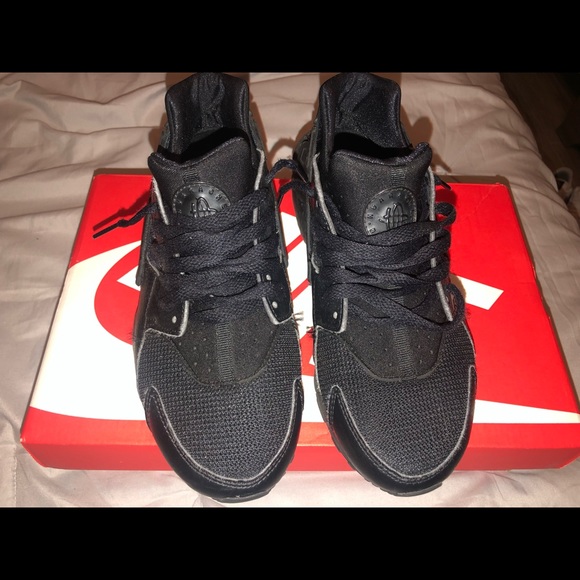 Nike Huarache Run
Black
Worn only a few times
Clean soles and bottoms - Picture 2 of 8